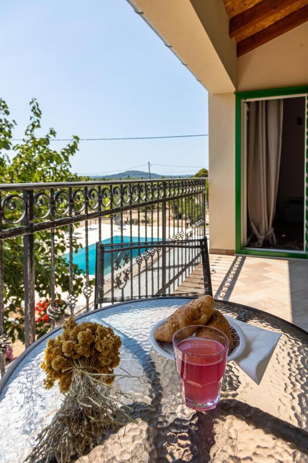 Bed and Breakfast Marcelovi Dvori Pirovac Esterno foto