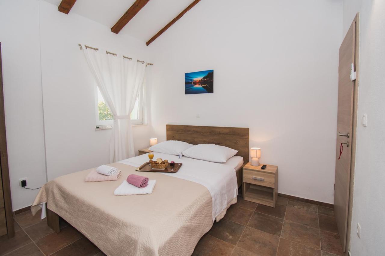 Bed and Breakfast Marcelovi Dvori Pirovac Esterno foto