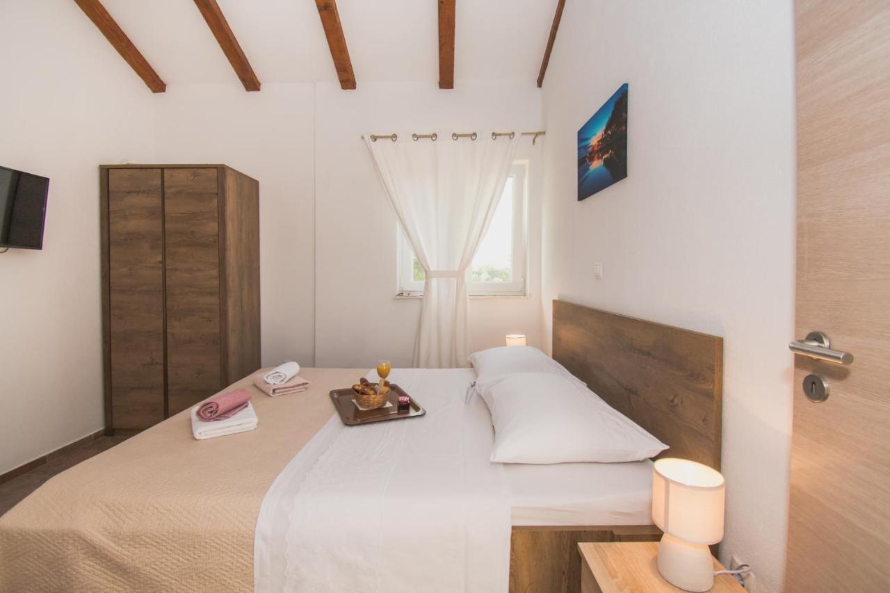 Bed and Breakfast Marcelovi Dvori Pirovac Esterno foto