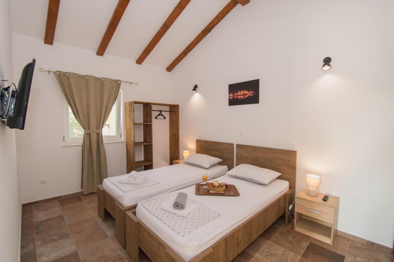 Bed and Breakfast Marcelovi Dvori Pirovac Esterno foto
