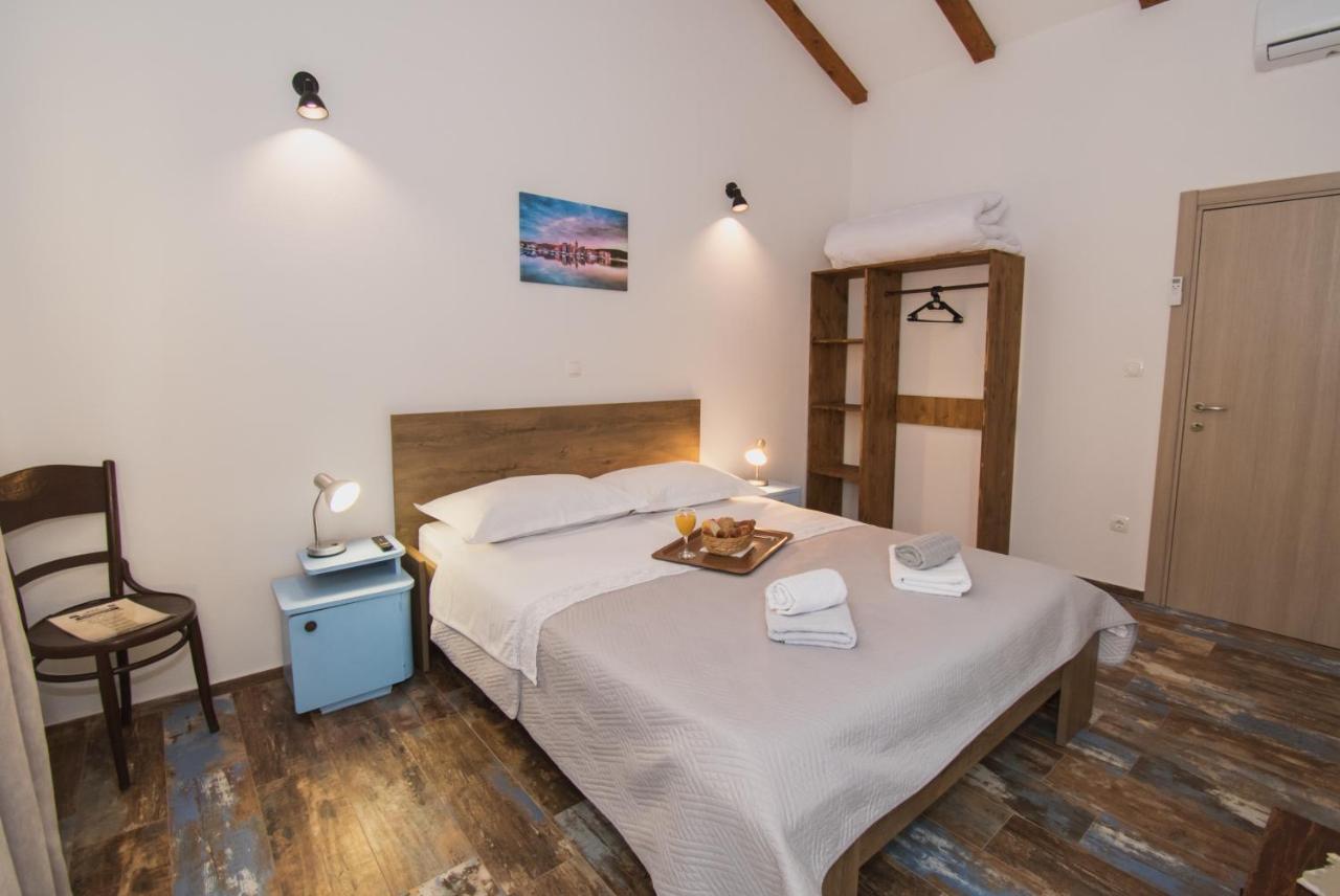 Bed and Breakfast Marcelovi Dvori Pirovac Esterno foto