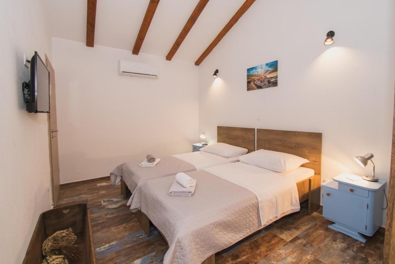 Bed and Breakfast Marcelovi Dvori Pirovac Esterno foto