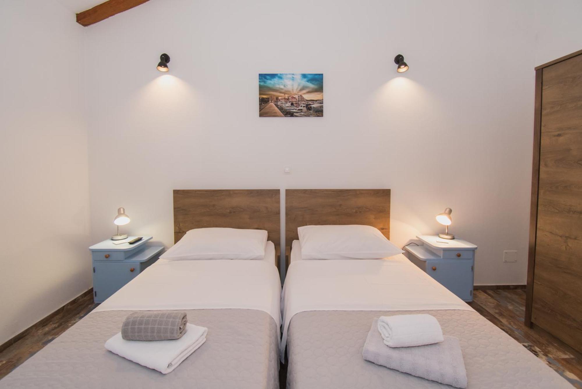 Bed and Breakfast Marcelovi Dvori Pirovac Esterno foto