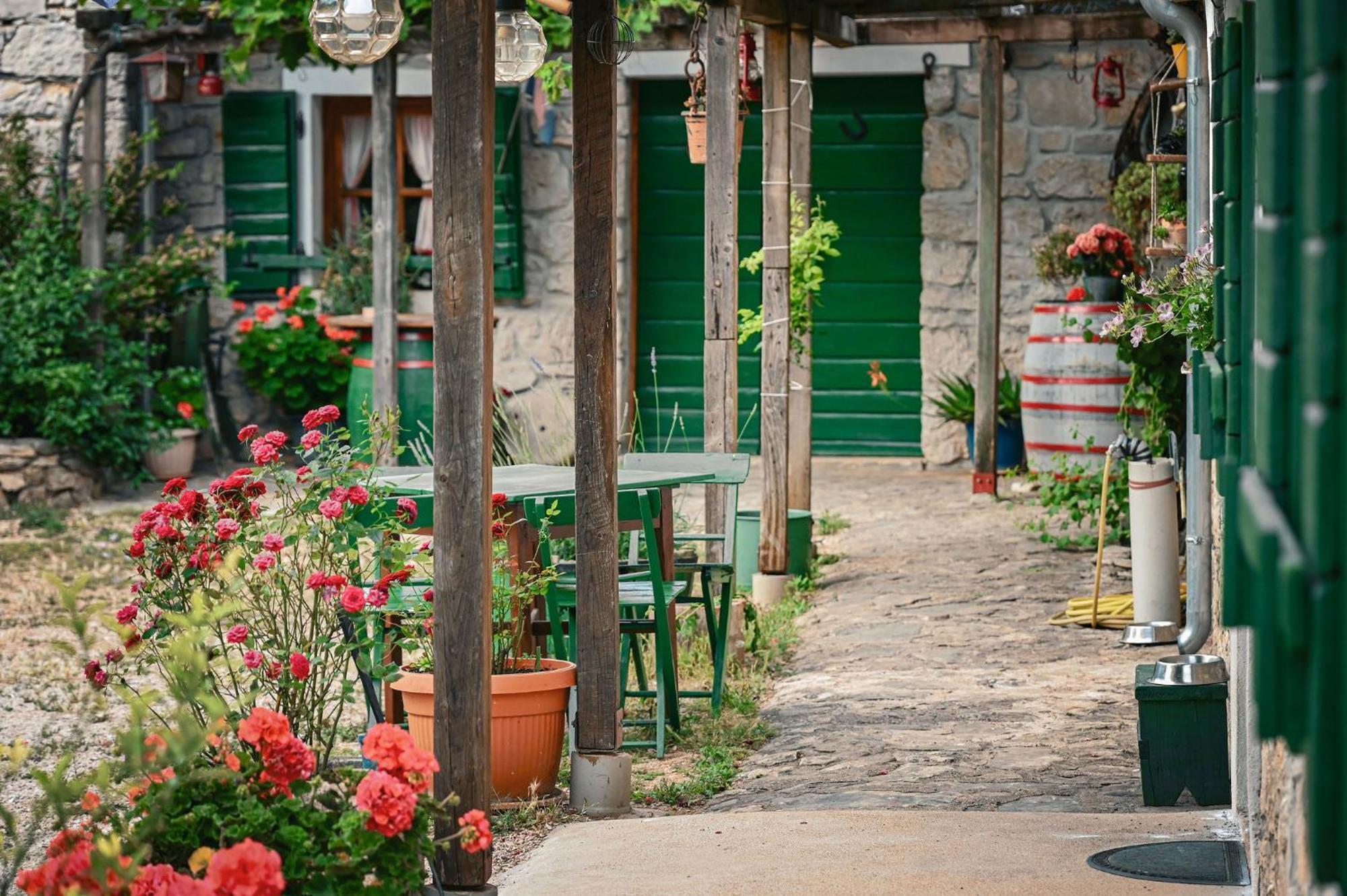 Bed and Breakfast Marcelovi Dvori Pirovac Esterno foto