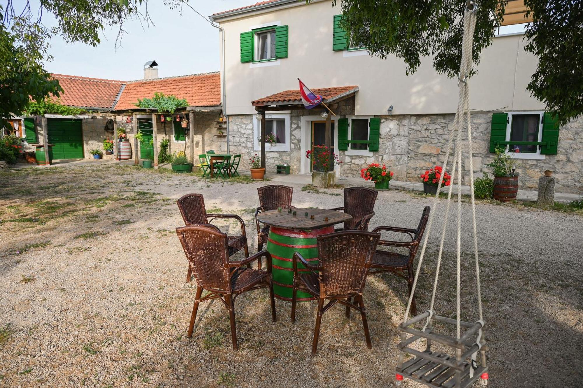 Bed and Breakfast Marcelovi Dvori Pirovac Esterno foto